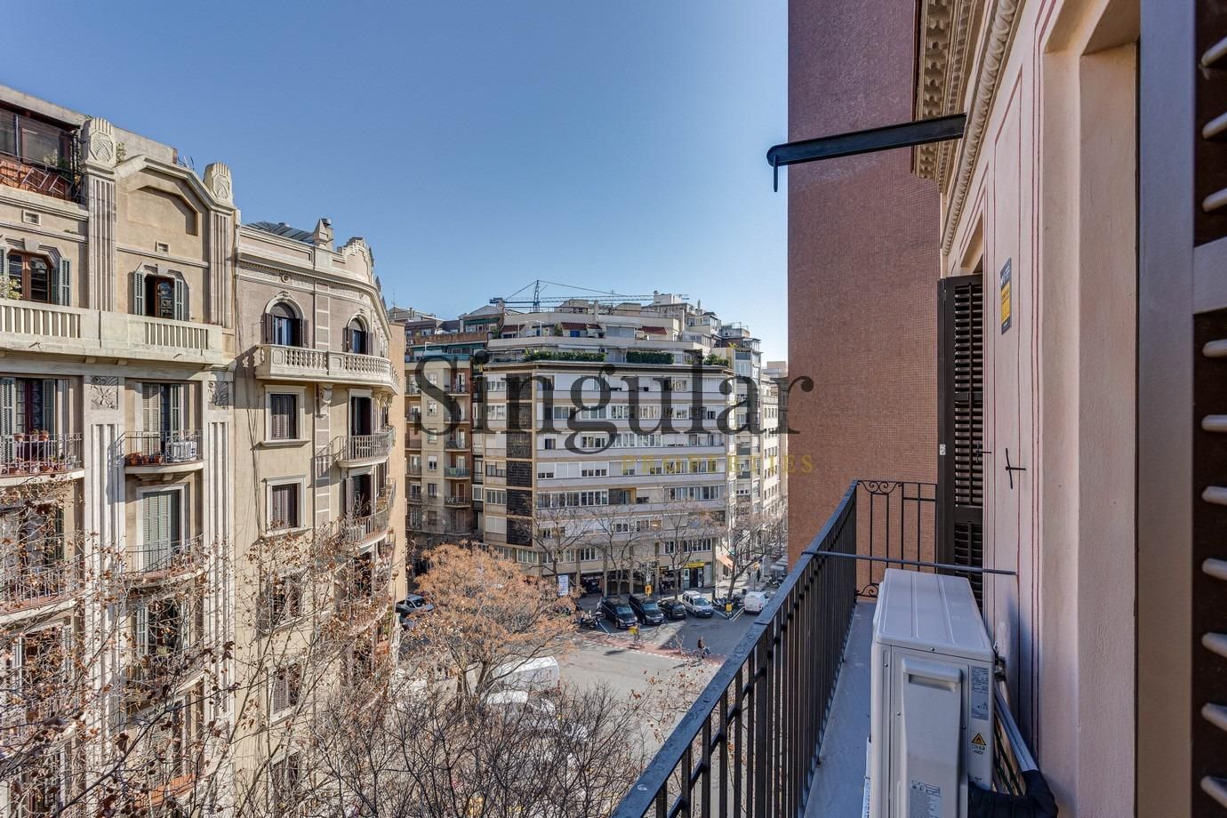 Exterior view of Flat for sale in  Barcelona Capital  with Air Conditioner, Heating and Private garden