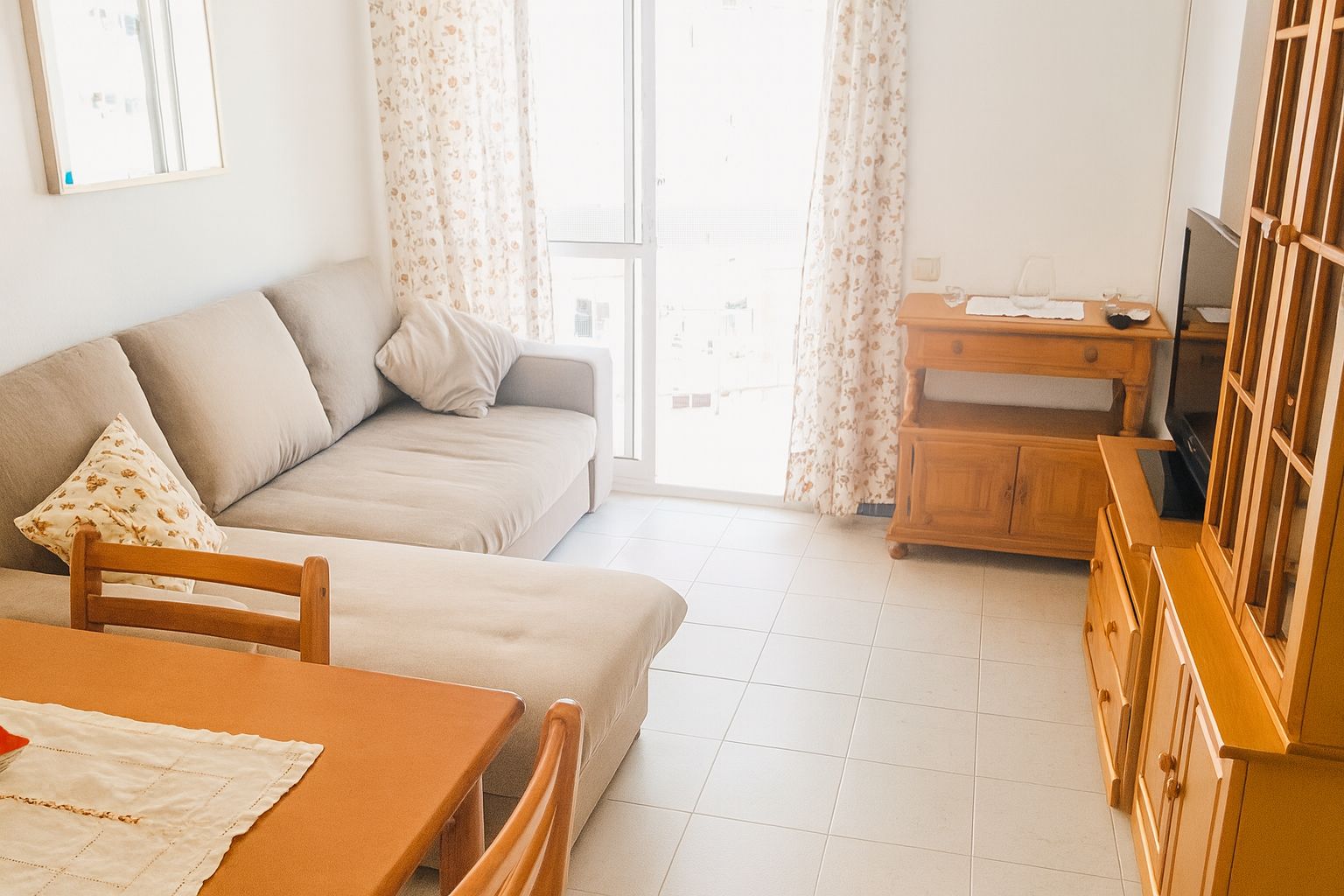 Sala de estar de Apartamento de alquiler en Benalmádena con Amueblado, Balcón y Piscina comunitaria