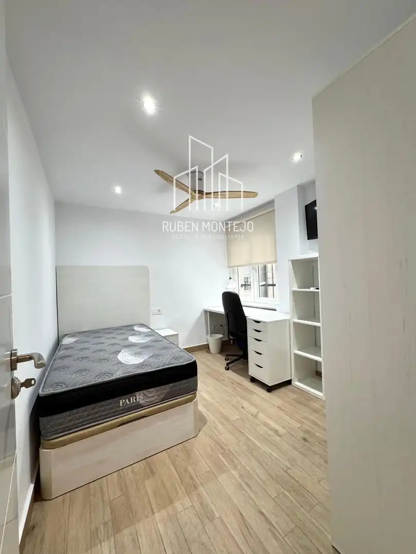 Room in Avenida de Portugal 141 3ºF, 141, Carmelitas