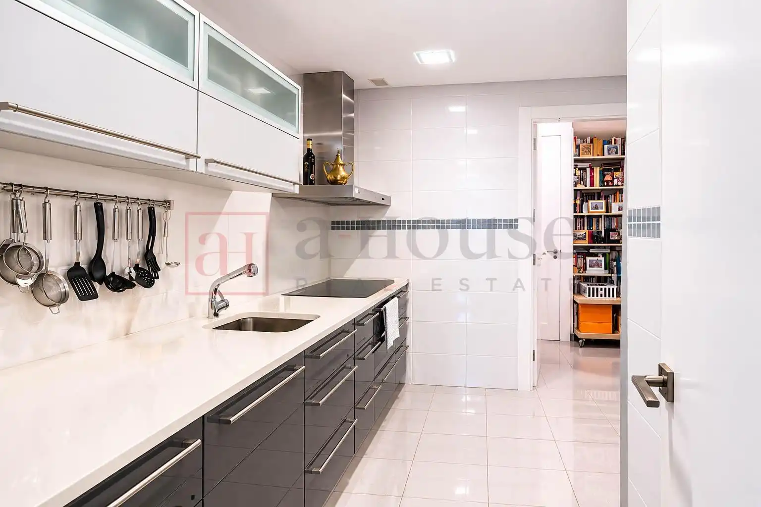 Cocina de Planta baja en venta en Madrid con Aire acondicionado, Calefacción y Jardín privado