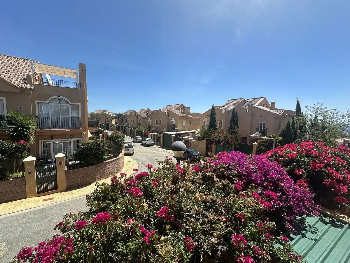 Vista exterior de Casa o xalet en venda en Mijas amb Aire condicionat, Jardí privat i Terrassa