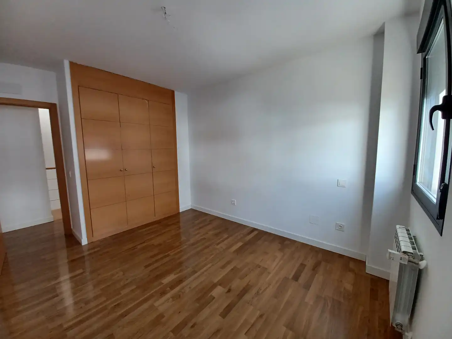 Dormitori de Casa adosada en venda en Paracuellos de Jarama amb Calefacció, Jardí privat i Parquet