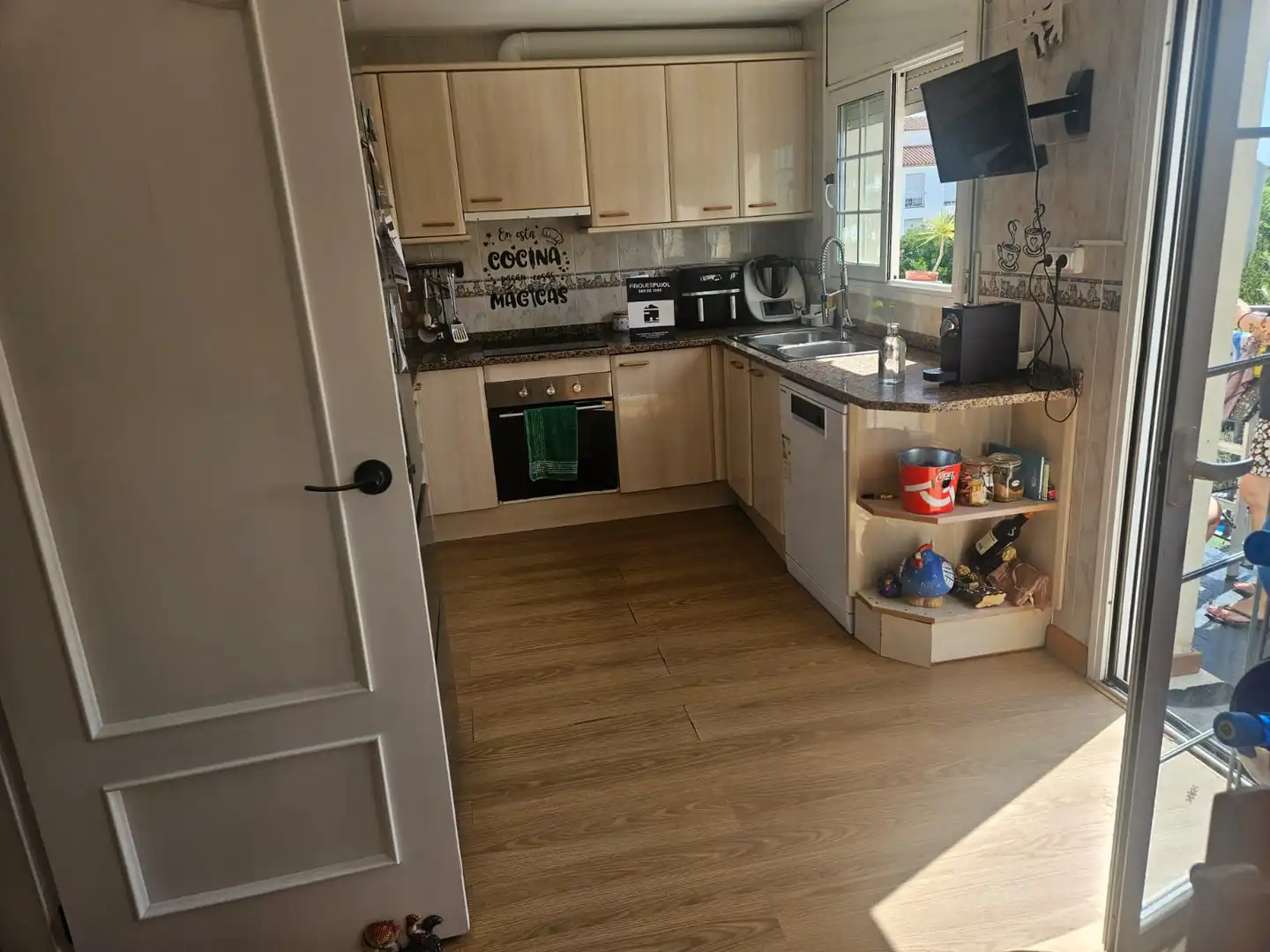 Cuina de Casa o xalet en venda en Vilanova i la Geltrú amb Jardí privat, Terrassa i Piscina