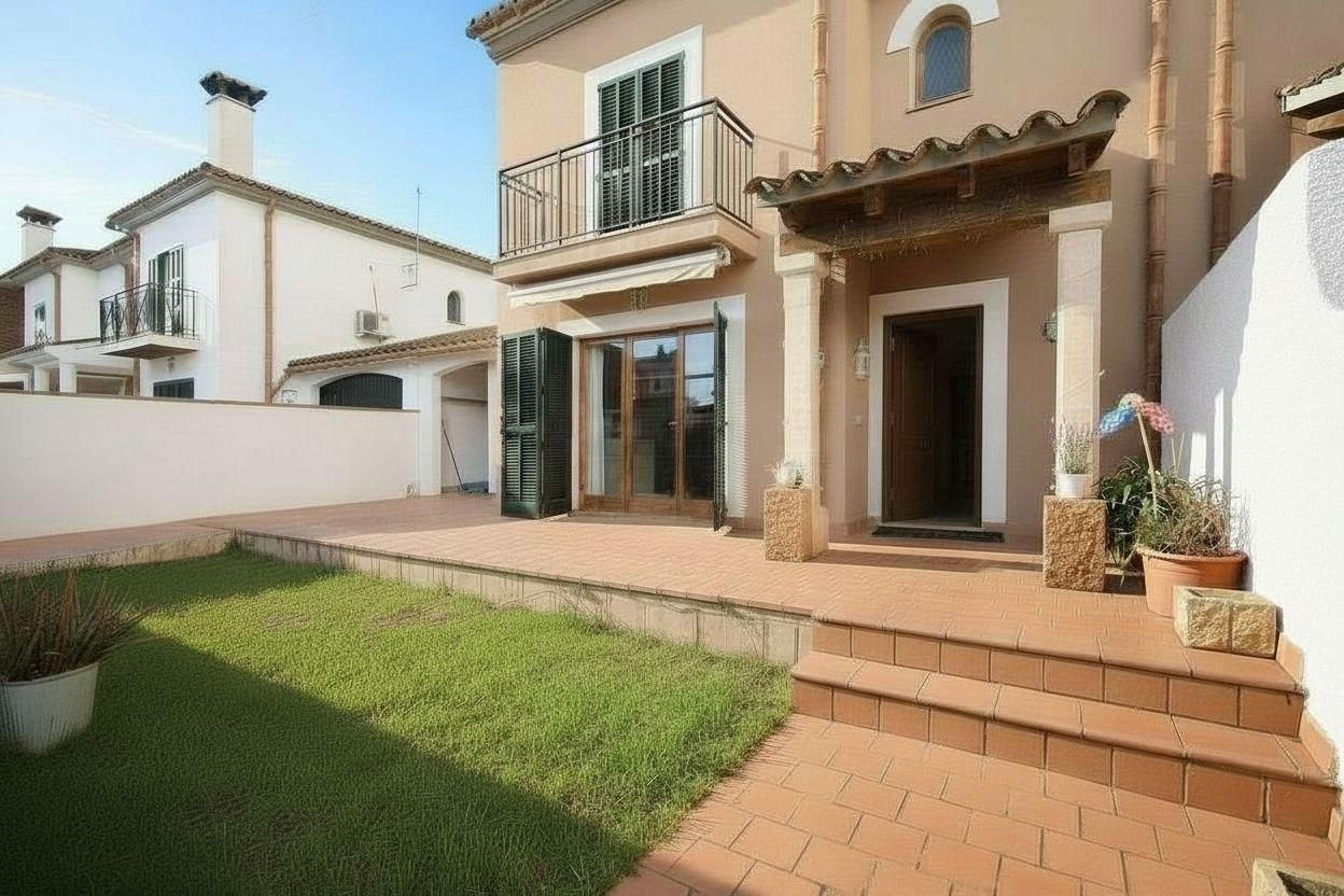 Vista exterior de Casa adosada en venda en Marratxí amb Jardí privat, Terrassa i Balcó