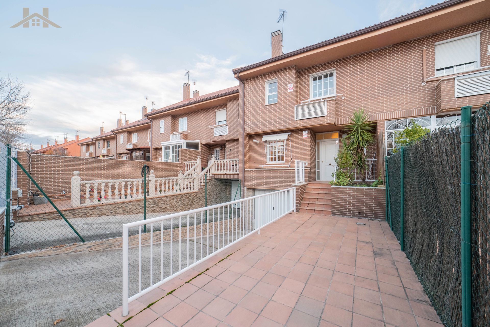 Vista exterior de Casa o xalet en venda en Arroyomolinos (Madrid) amb Calefacció, Jardí privat i Parquet