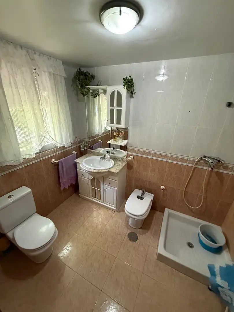 Bany de Casa o xalet en venda en Alcalá la Real amb Calefacció, Jardí privat i Terrassa
