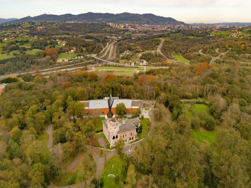 Vista exterior de Edificio en venta en Oviedo 