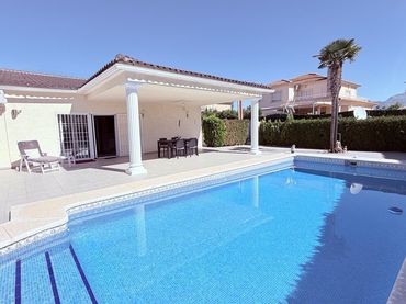 Casa con piscina en venta en Pueblo - Urbanizaciones