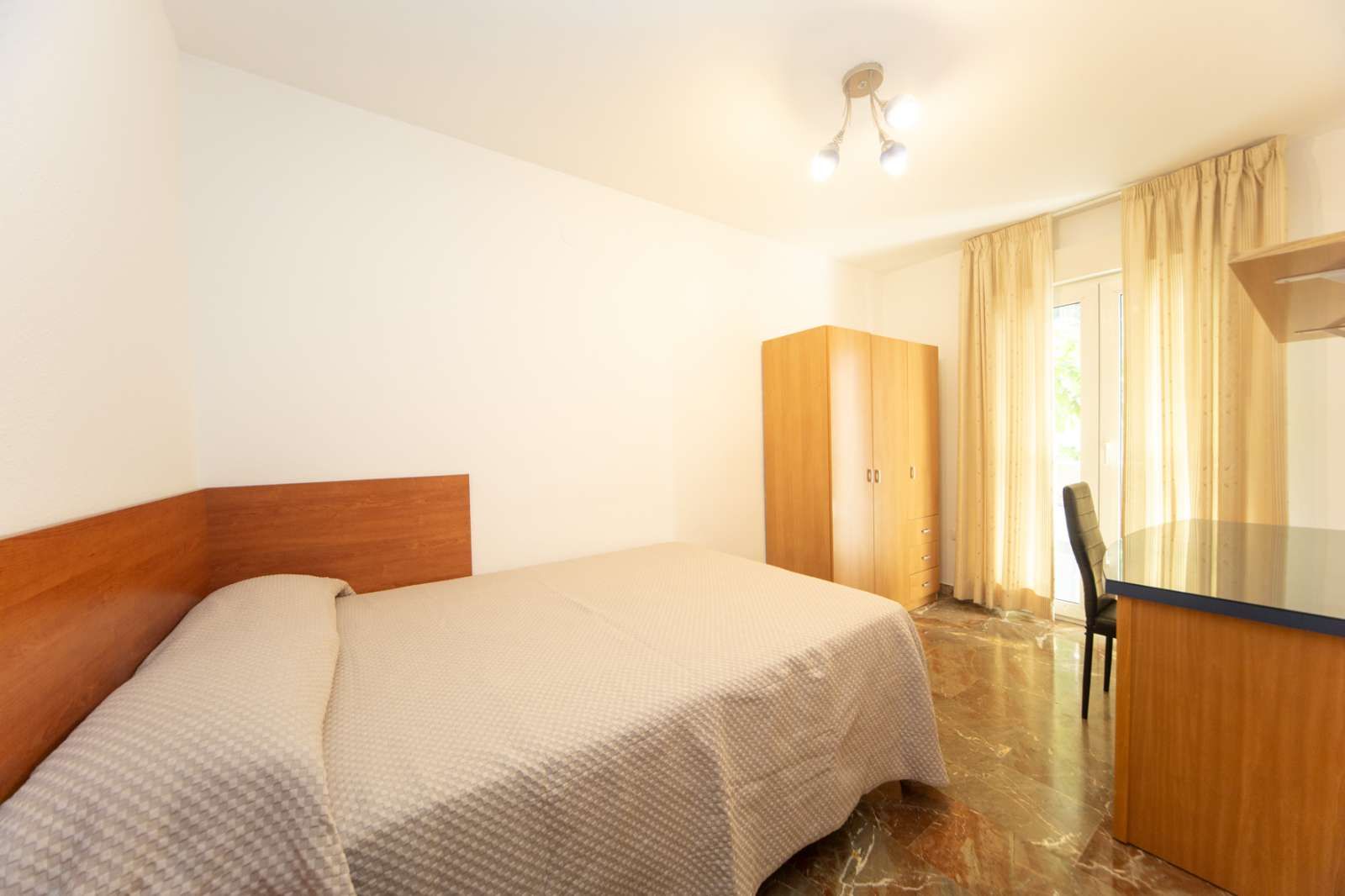Bedroom of Flat to share in  Granada Capital  with Air Conditioner, Heating and Terrace
