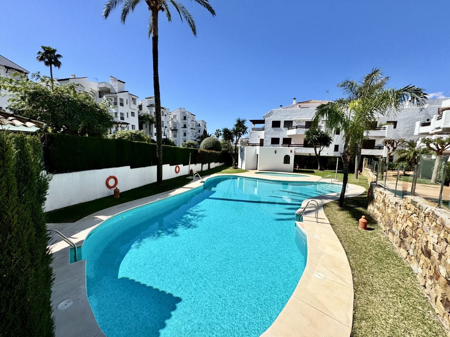 Swimming pool of Planta baja for sale in Estepona  with Air Conditioner, Heating and Private garden