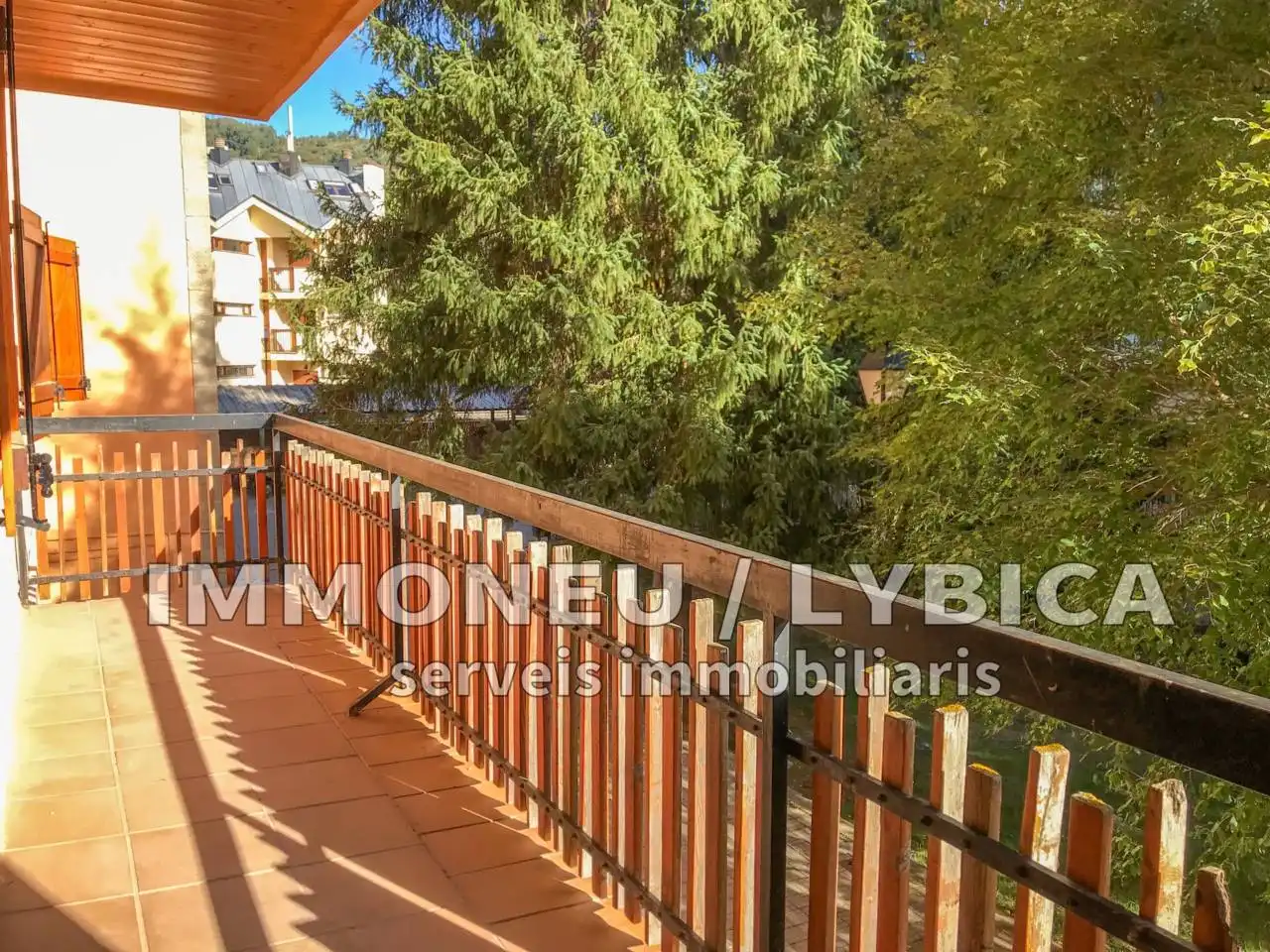 Terraza de Apartamento en venta en Alp con Calefacción, Parquet y Terraza