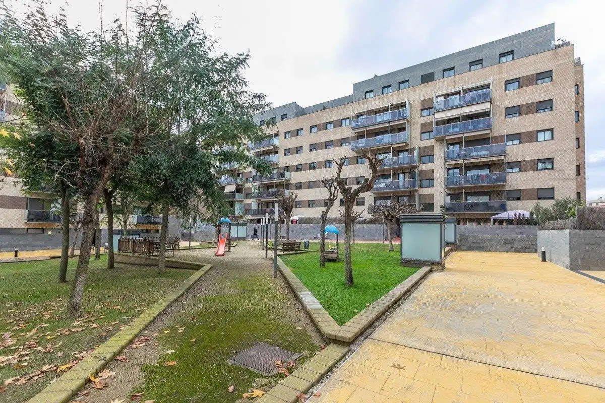 Vista exterior de Pis en venda en Sabadell amb Aire condicionat, Calefacció i Jardí privat