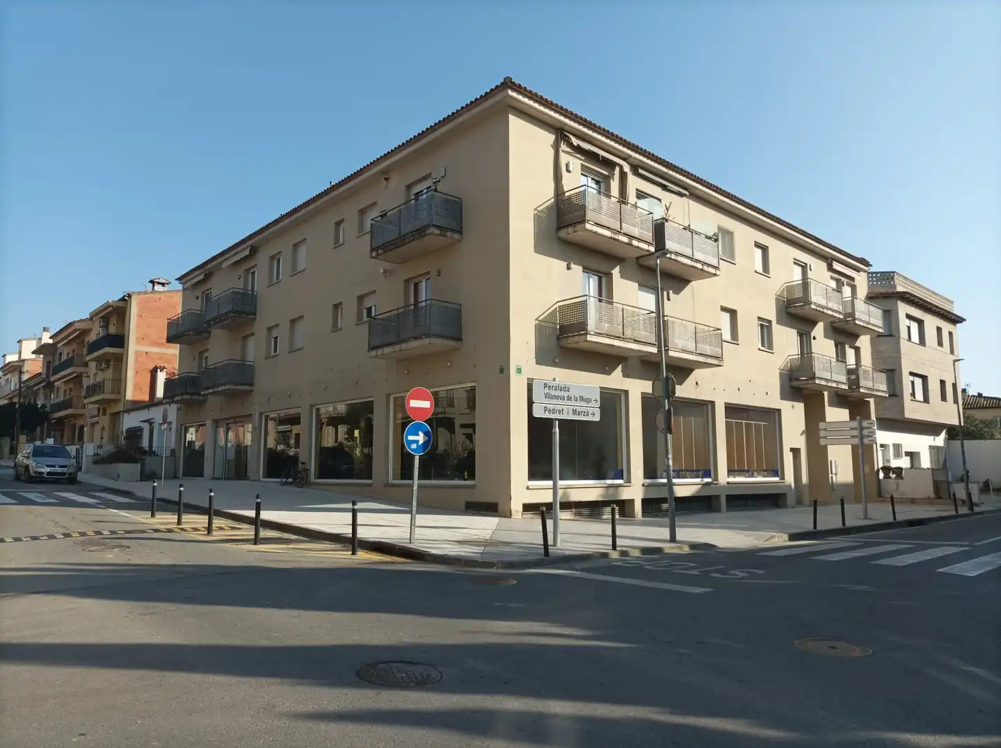 Vista exterior de Local en venda en Castelló d'Empúries
