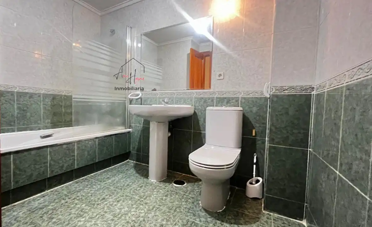 Badezimmer von Haus oder Chalet zum Verkauf in Villamayor mit Heizung, Parkett und Terrasse
