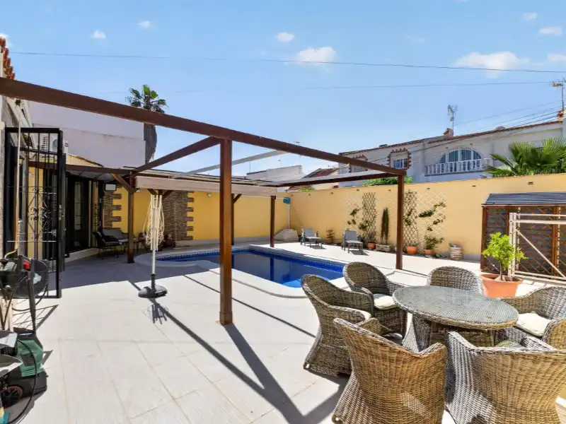 Casa aparellada amb piscina en venda a Nueva Torrevieja - Aguas Nuevas, imagen 2