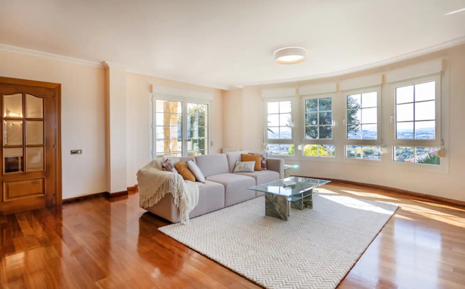 Sala d'estar de Casa o xalet en venda en Gijón  amb Calefacció, Parquet i Terrassa