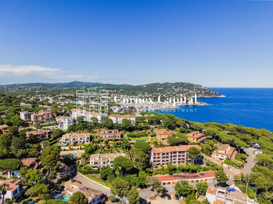 Vista exterior de Casa adosada en venda en Palafrugell amb Aire condicionat, Calefacció i Jardí privat