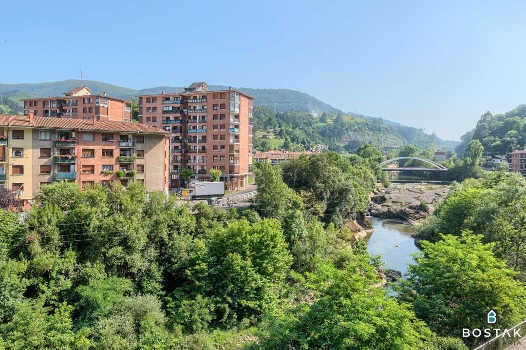 Vista exterior de Pis en venda en Alonsotegi amb Calefacció, Terrassa i Balcó