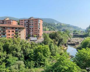 Vista exterior de Pis en venda en Alonsotegi amb Calefacció, Terrassa i Balcó