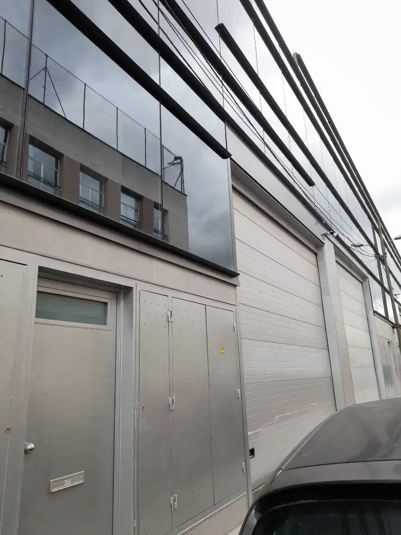 Außenansicht von Fabrikhallen zur Miete in Sabadell mit Heizung
