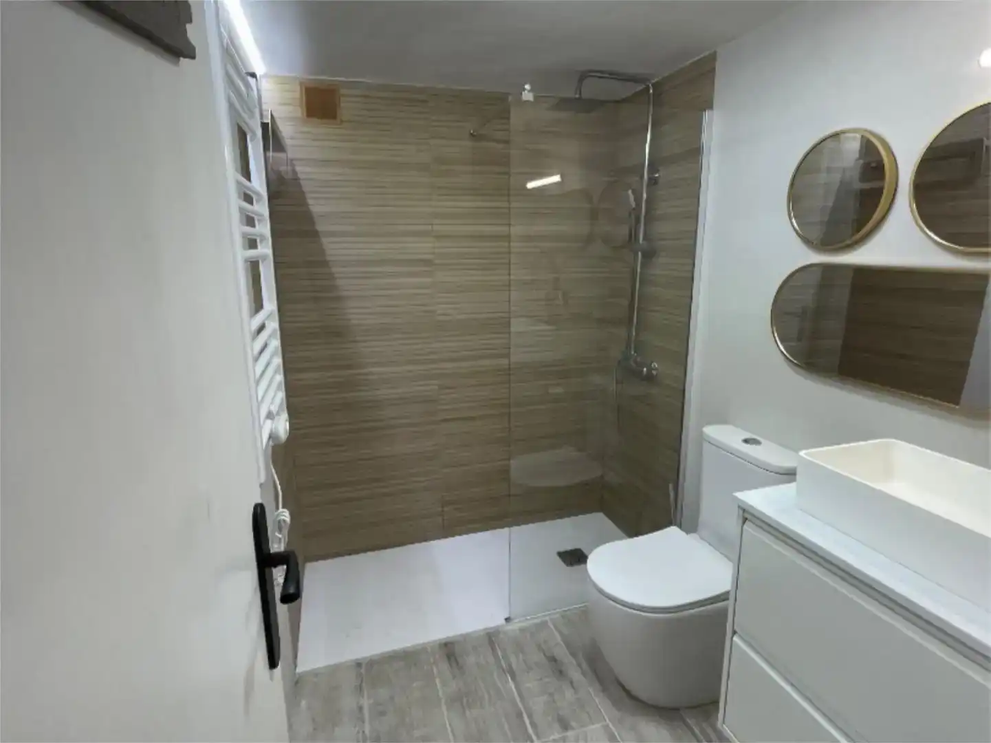 Bany de Pis en venda en Vielha e Mijaran amb Parquet, Piscina i Moblat