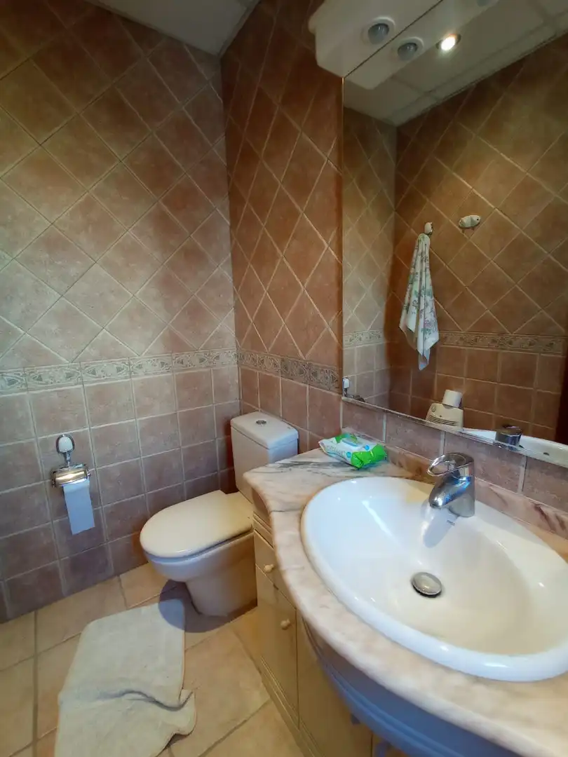 Baño de Casa o chalet de alquiler en Fuengirola con Aire acondicionado, Calefacción y Jardín privado