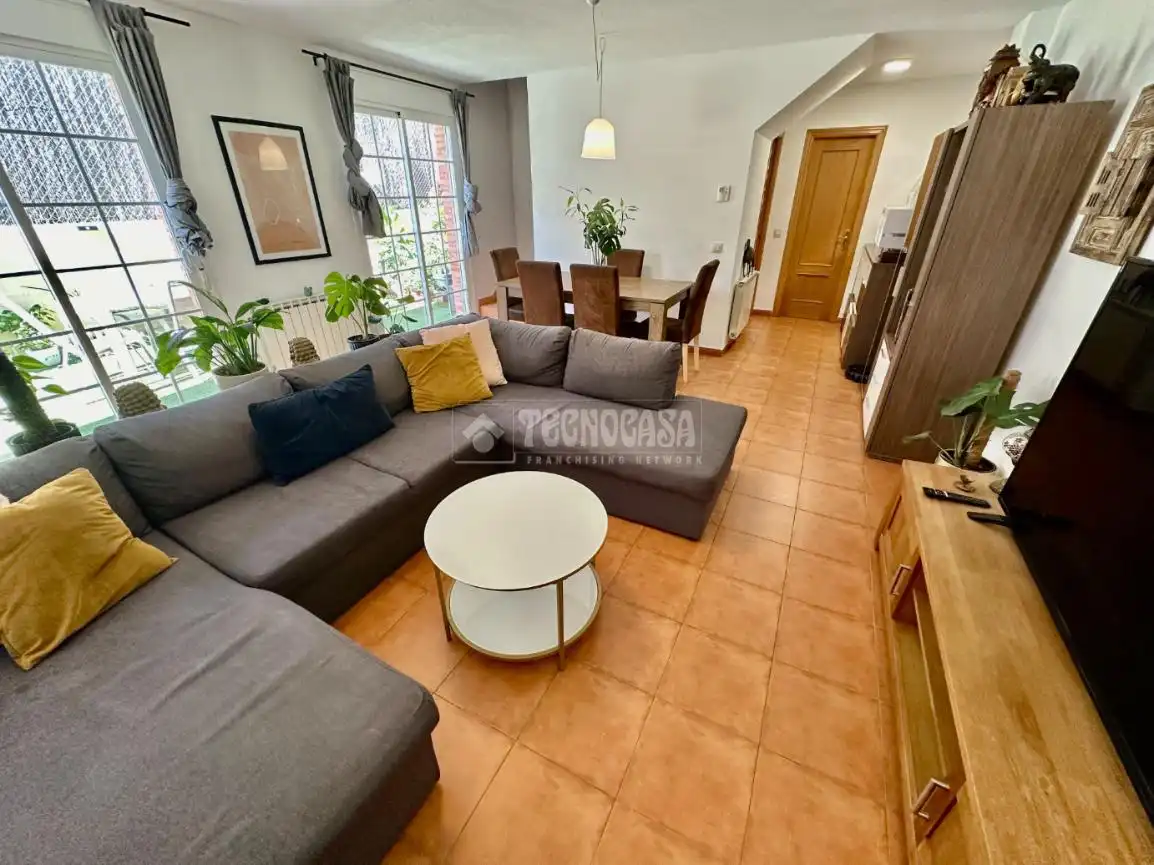 Sala de estar de Casa adosada en venta en Pioz con Calefacción, Jardín privado y Parquet