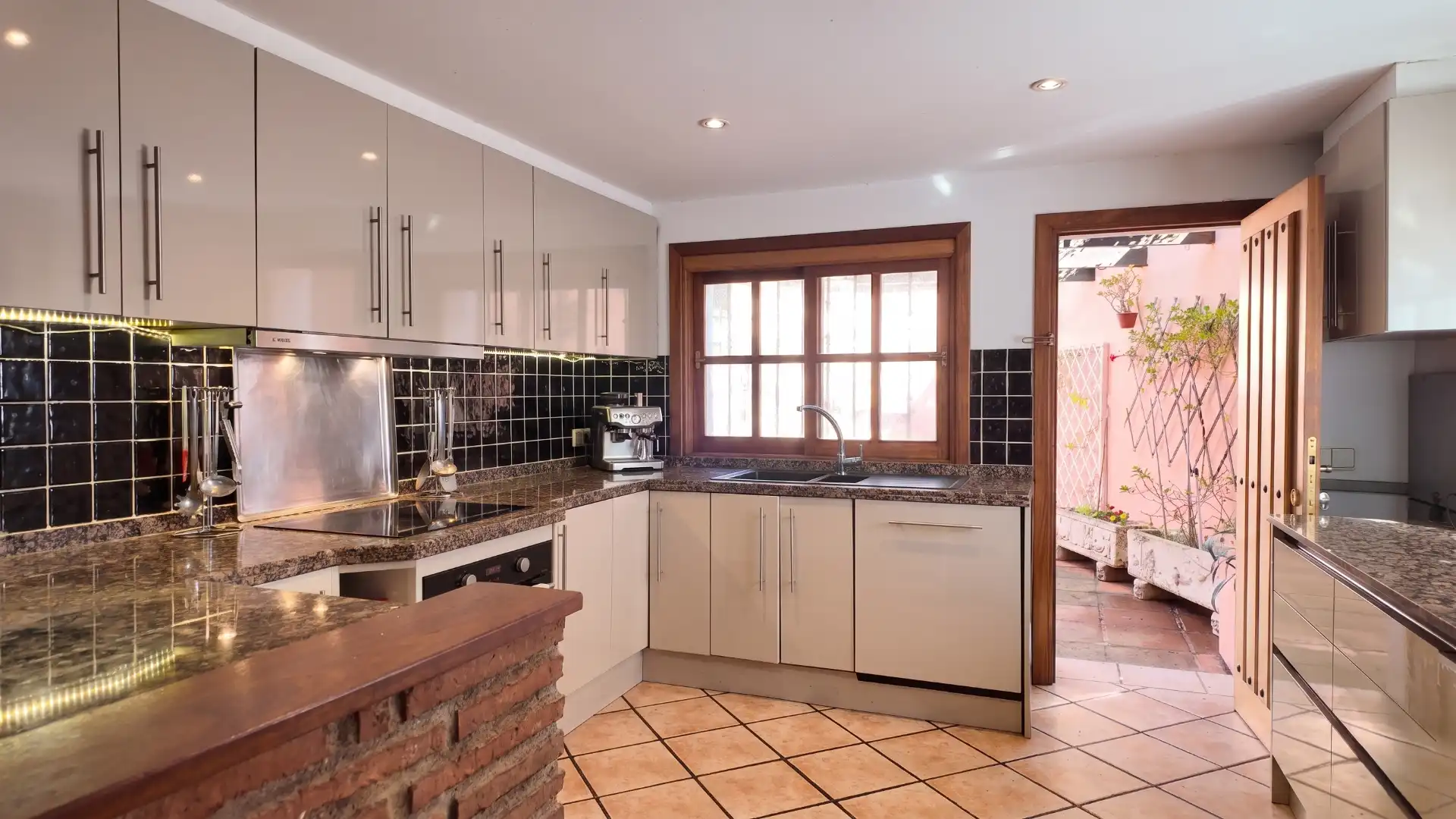 Cocina de Casa o chalet en venta en Estepona con Jardín privado y Terraza