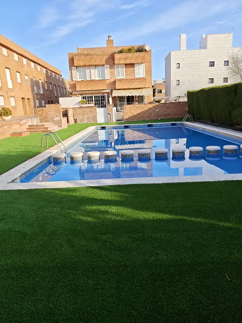 Schwimmbecken von Einfamilien-Reihenhaus zum Verkauf in Cubelles mit Klimaanlage, Heizung und Privatgarten