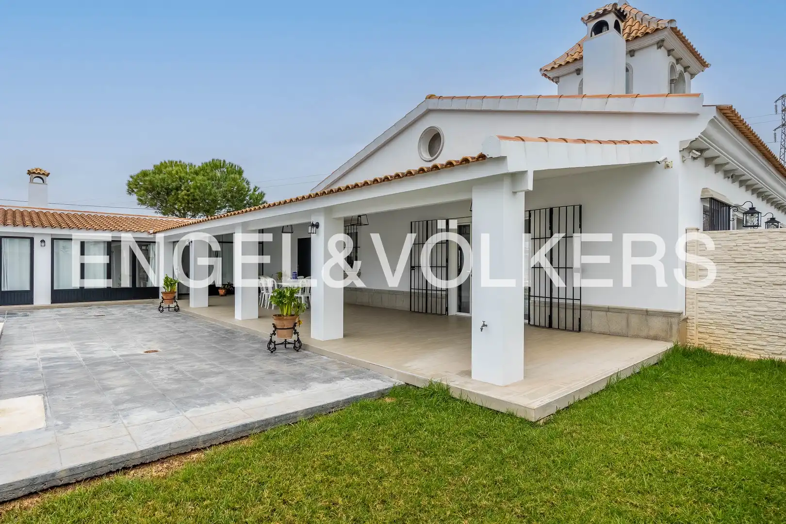 Vista exterior de Finca rústica en venta en Lora del Río con Aire acondicionado, Calefacción y Jardín privado