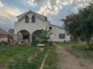 House with pool for sale in Carrer Llevant