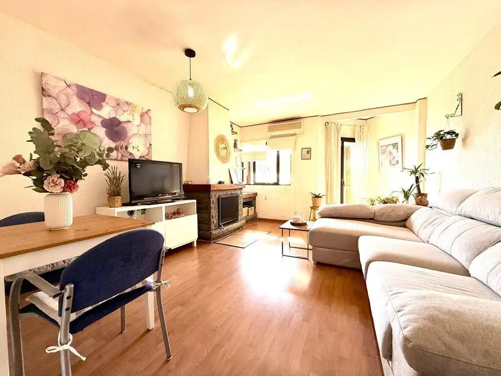 Living room of Flat for sale in Figueres  with Air Conditioner, Heating and Parquet flooring