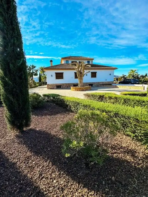 Vista exterior de Casa o xalet en venda en Orihuela amb Aire condicionat, Jardí privat i Traster