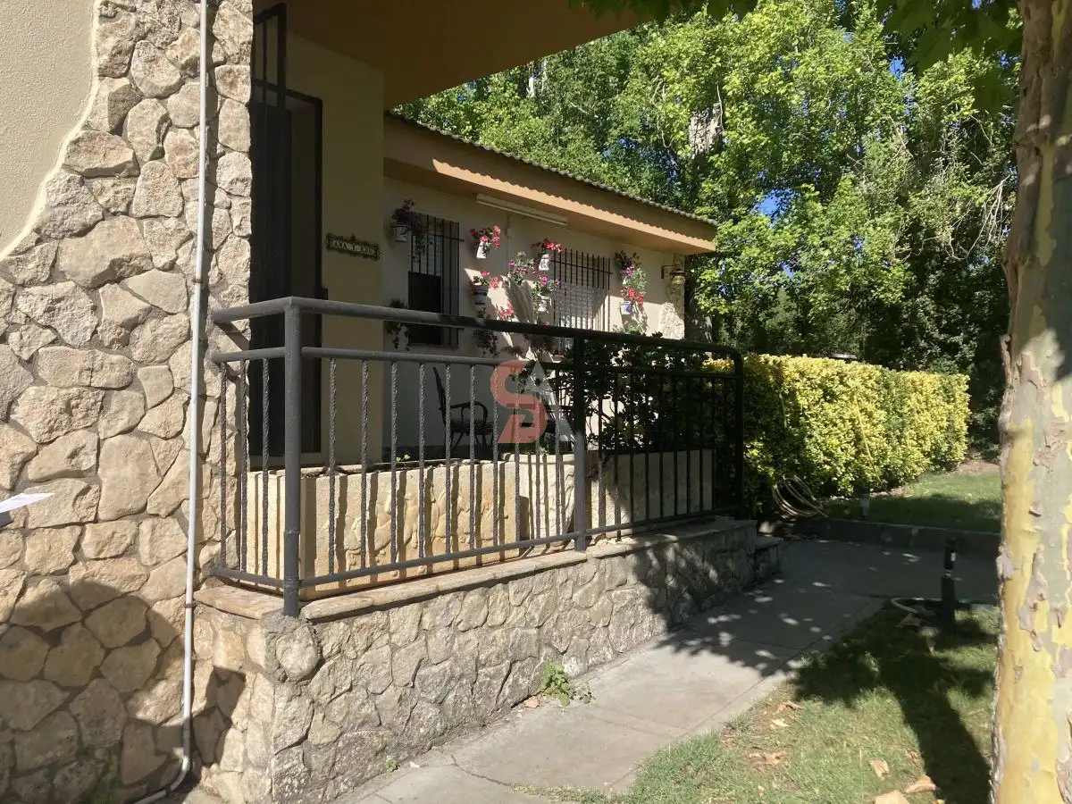 Vista exterior de Casa o chalet en venta en Cubillas de Santa Marta con Calefacción, Jardín privado y Terraza