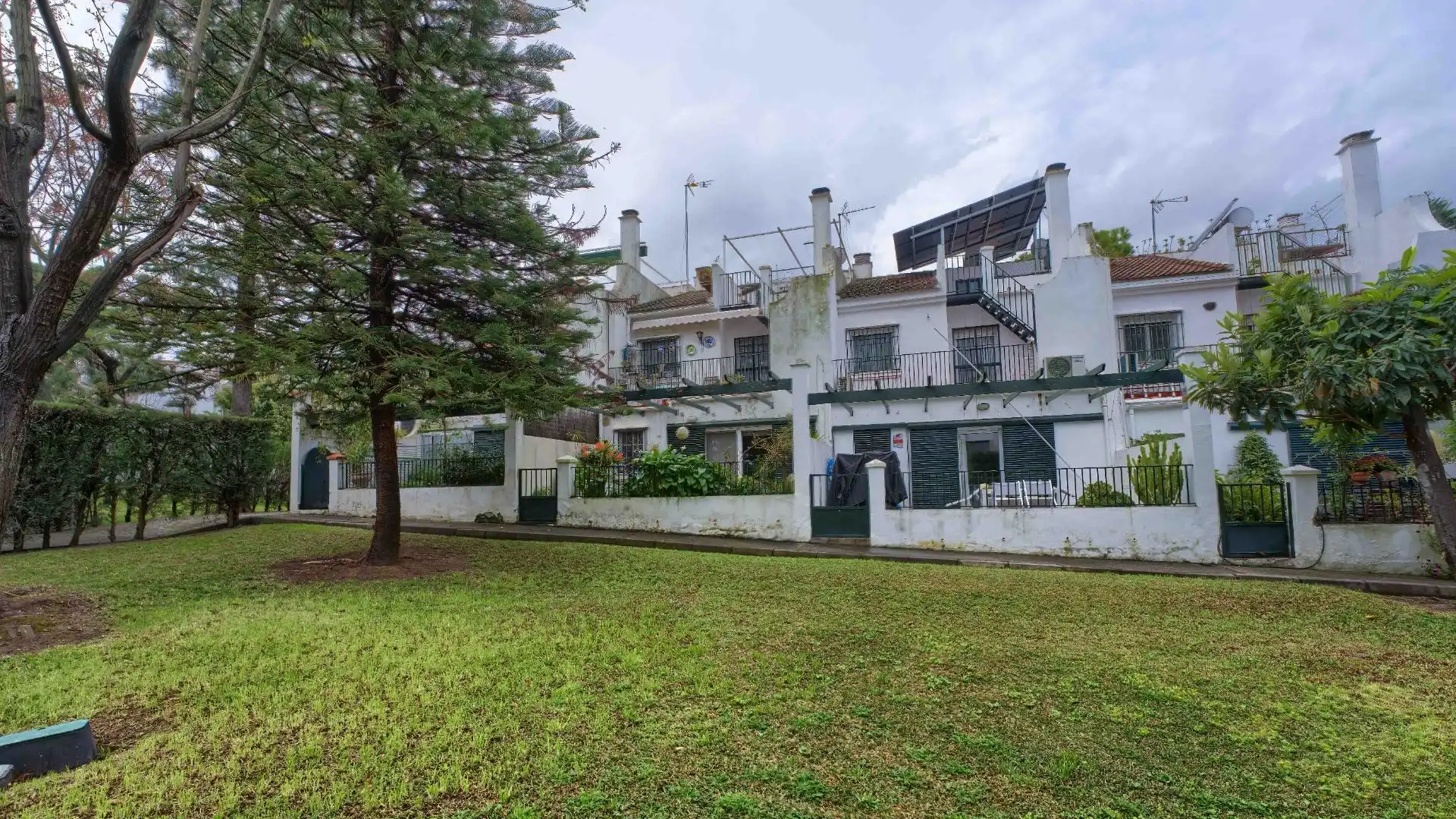 Exterior view of Single-family semi-detached for sale in Mairena del Aljarafe  with Private garden, Terrace and Storage room