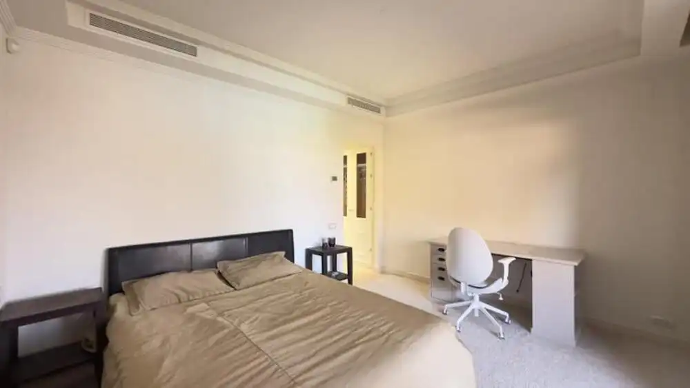 Dormitori de Apartament de lloguer en Estepona amb Aire condicionat, Terrassa i Piscina