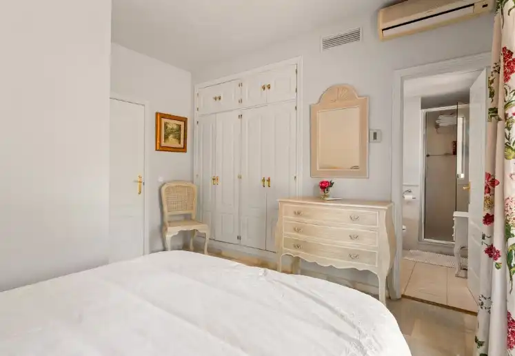 Schlafzimmer von Einfamilien-Reihenhaus zum Verkauf in Marbella mit Klimaanlage, Privatgarten und Terrasse