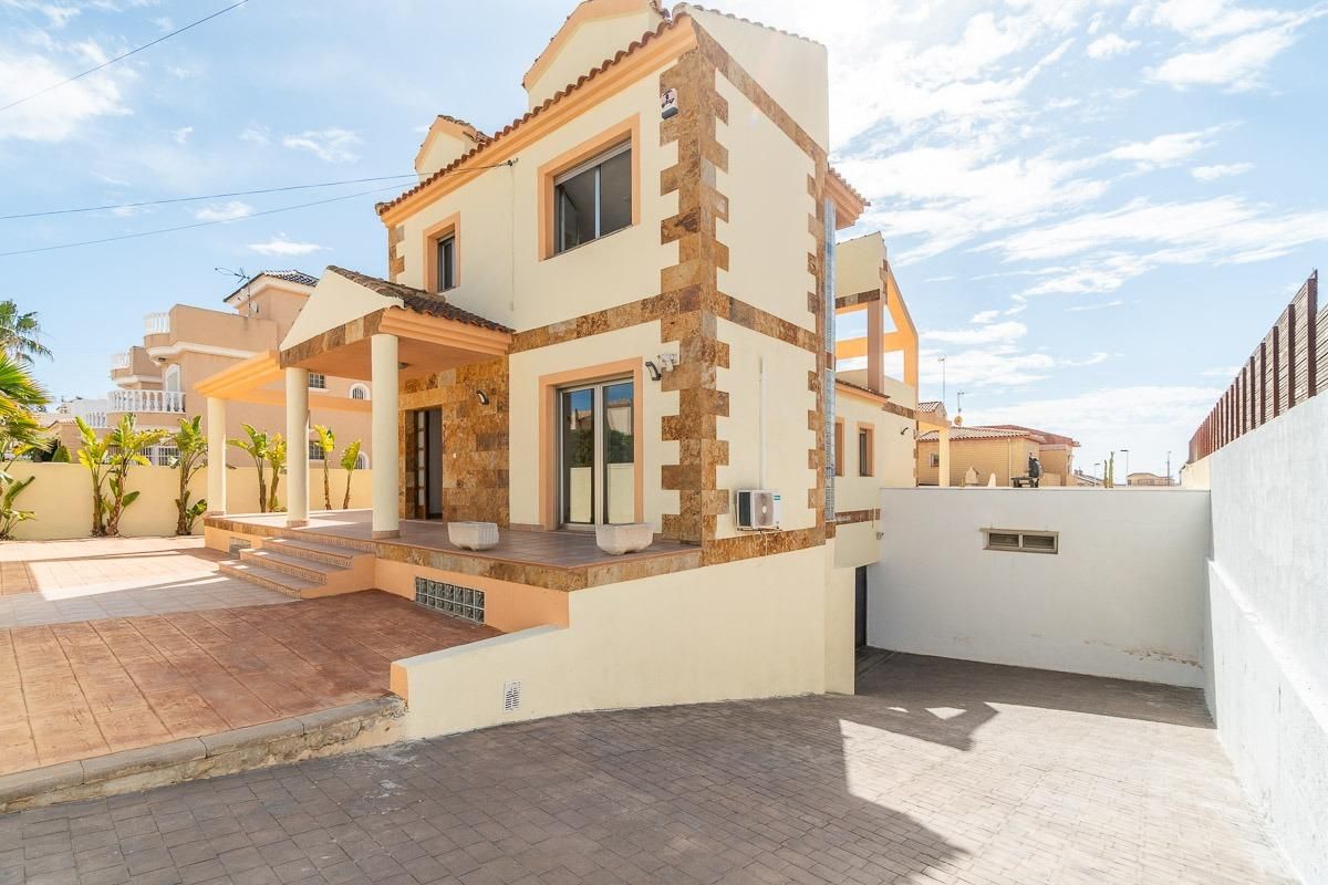 Exterior view of House or chalet for sale in Torrevieja  with Air Conditioner, Terrace and Storage room