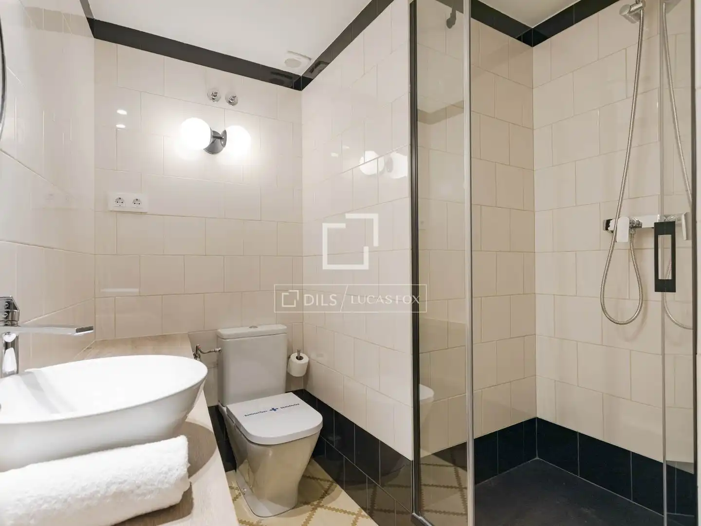 Baño de Piso en venta en Barcelona con Aire acondicionado, Terraza y Amueblado