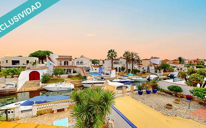 Vista exterior de Casa o xalet en venda en Empuriabrava amb Aire condicionat, Terrassa i Piscina