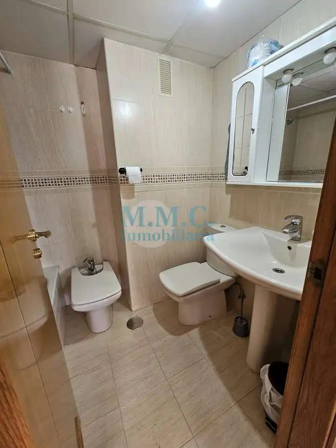 Baño de Piso en venta en Roquetas de Mar con Aire acondicionado, Terraza y Amueblado