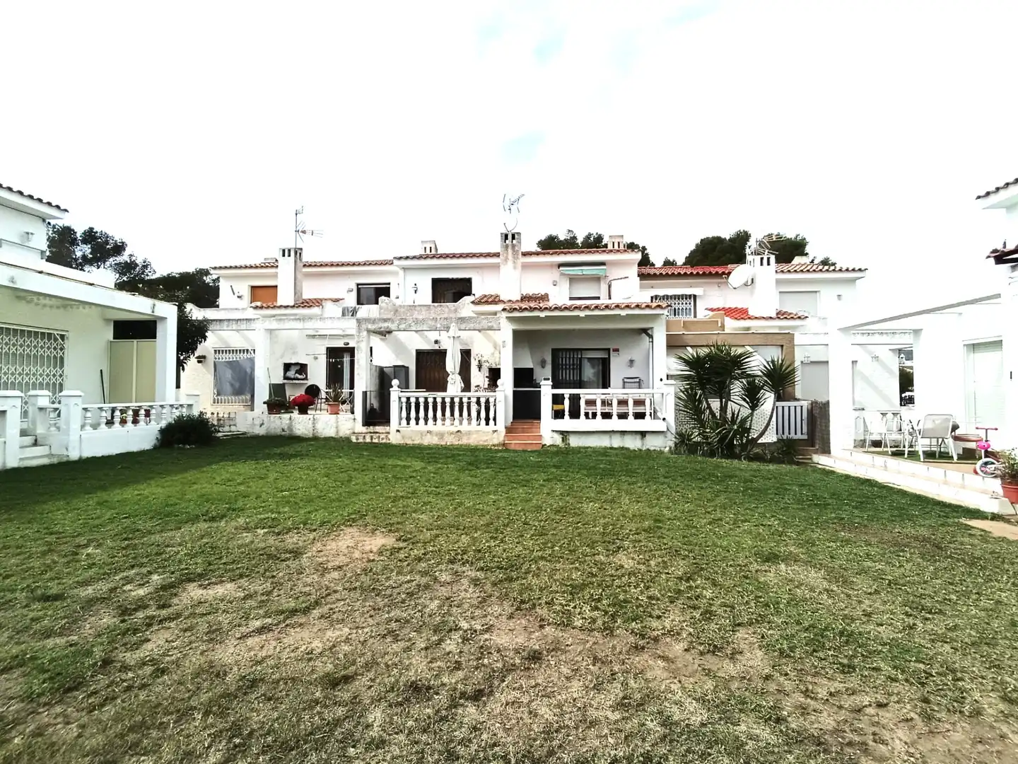 Außenansicht von Einfamilien-Reihenhaus zum Verkauf in Mont-roig del Camp mit Klimaanlage, Heizung und Privatgarten
