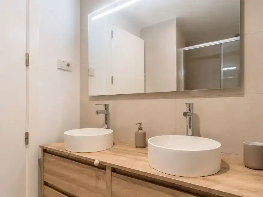 Badezimmer von Wohnung zur Miete in Fuengirola mit Klimaanlage, Abstellraum und Schwimmbad