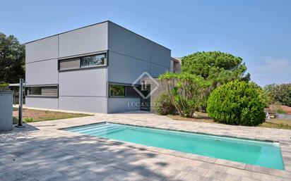 Vista exterior de Casa o xalet en venda en Vilanova del Vallès amb Terrassa, Piscina i Balcó