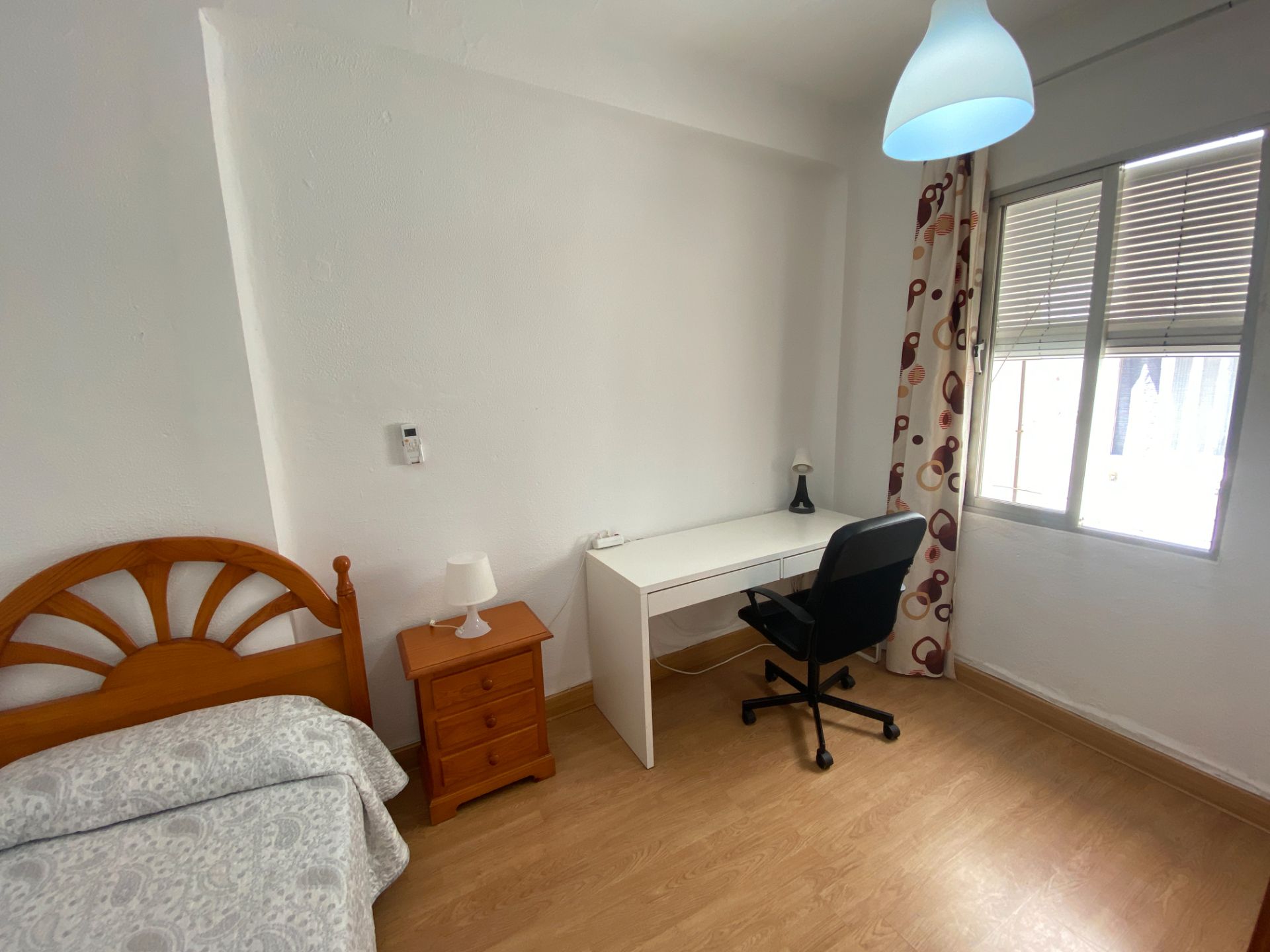 Habitación de Piso para compartir en Málaga Capital con Amueblado y Internet