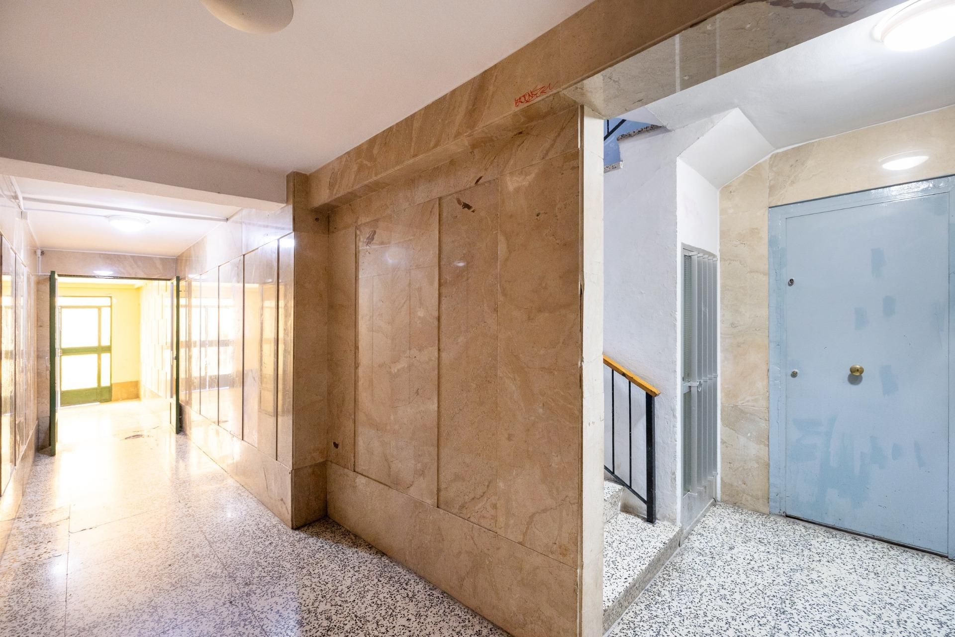 Flat for sale in  Granada Capital  with Air Conditioner and Balcony