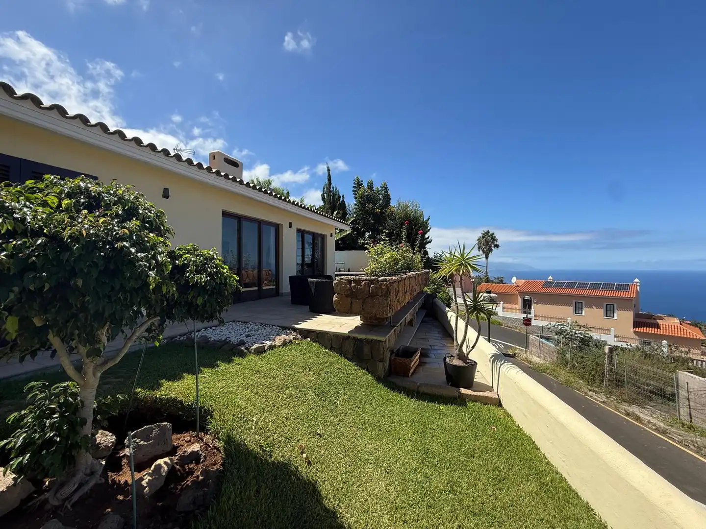 Vista exterior de Casa o xalet en venda en El Sauzal amb Aire condicionat, Jardí privat i Terrassa