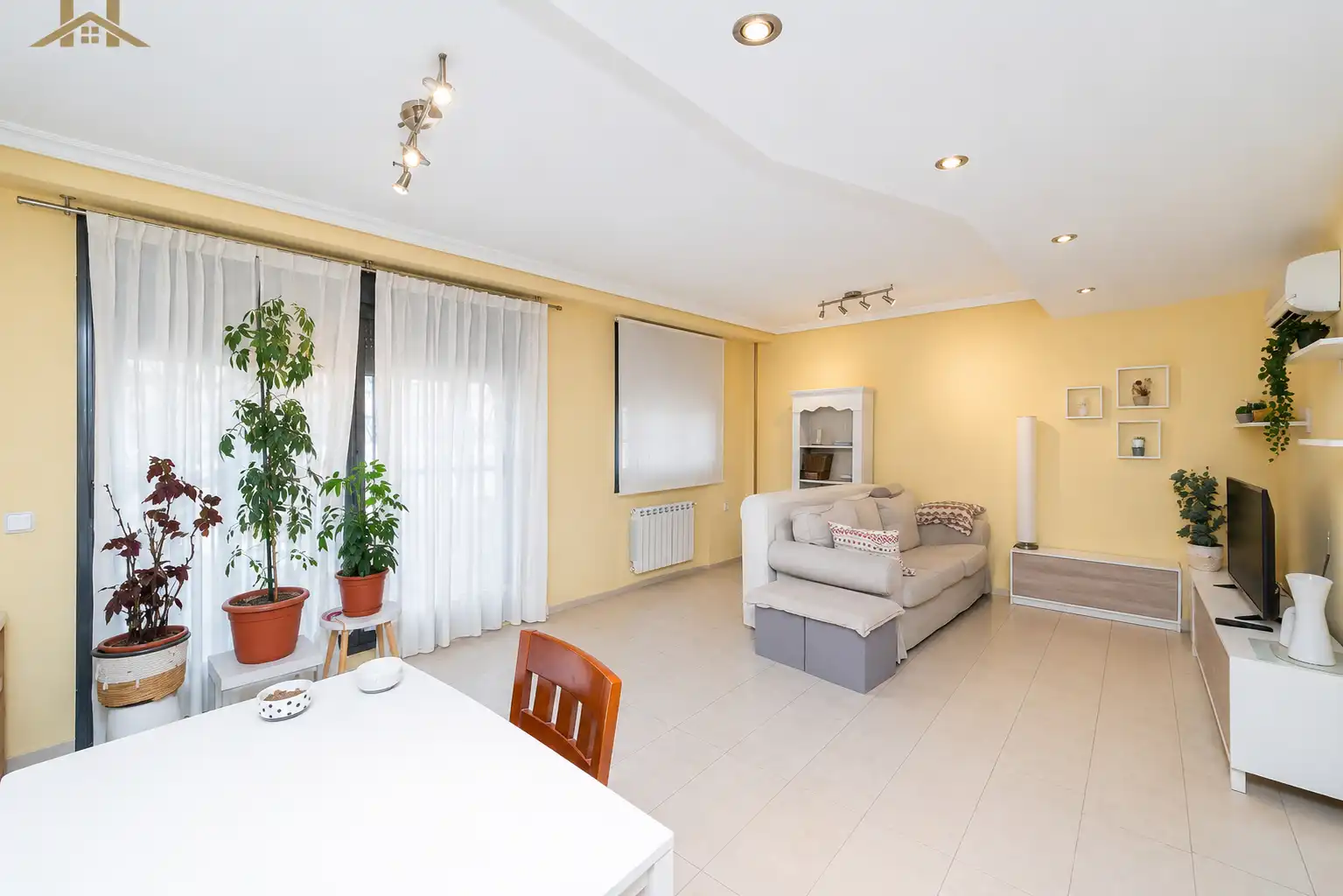 Sala de estar de Casa adosada en venta en Leganés con Aire acondicionado, Calefacción y Jardín privado