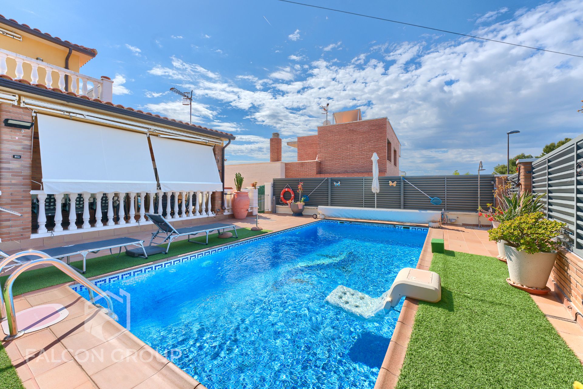 Swimming pool of House or chalet for sale in Cunit  with Air Conditioner, Heating and Private garden