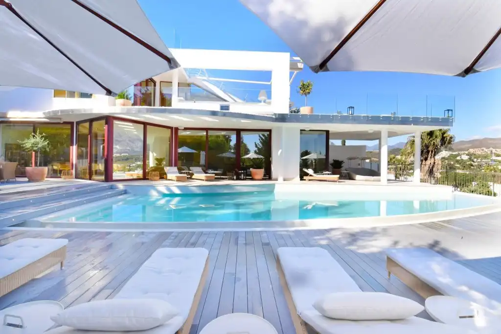 Villa mit Pool zum Verkauf in Nueva Andalucía